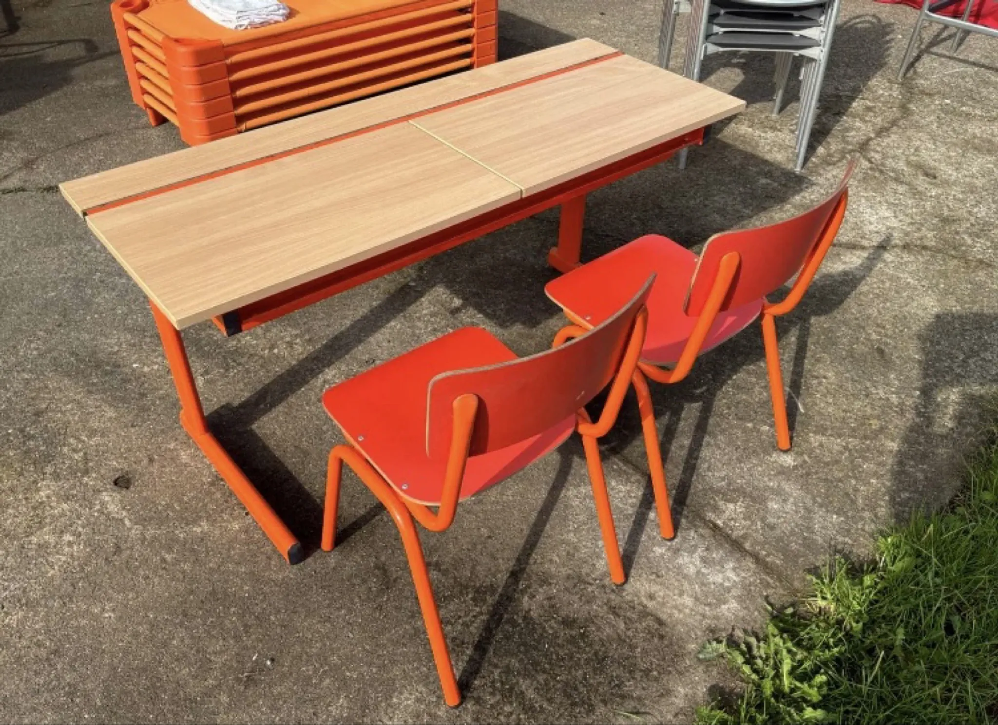 Vintage orange double school desk with its 2 matching chairs.