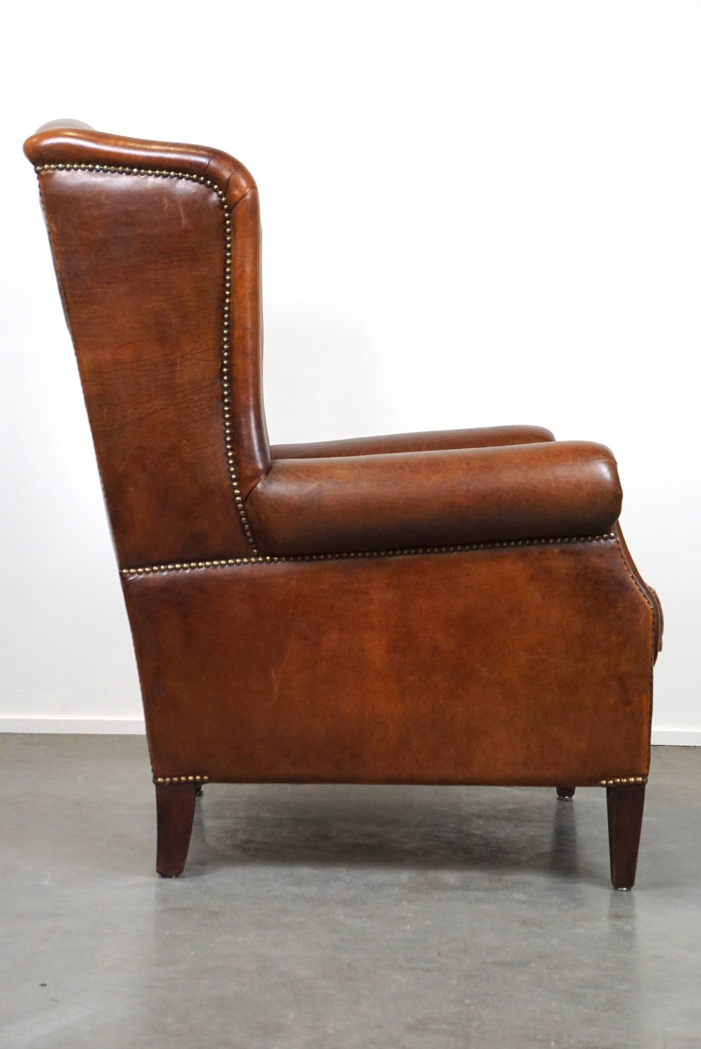 Fauteuil à oreilles particulièrement confortable en cuir de mouton, couleurs époustouflantes