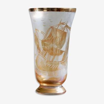 Vase en verre signé Nelson motif voilier