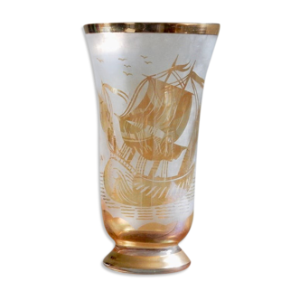 Vase en verre signé Nelson motif voilier