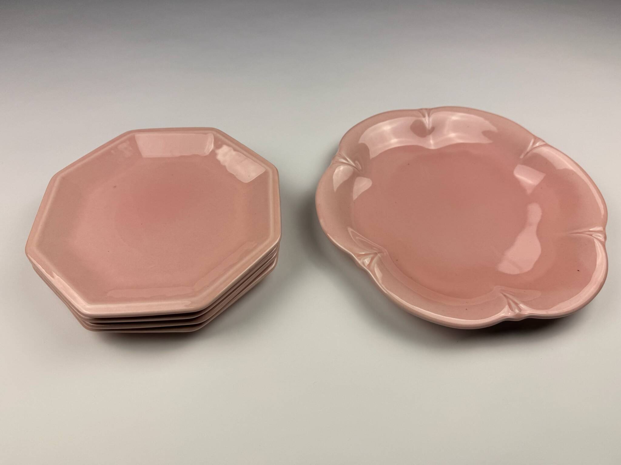 Set of 4 deep plates and 1 Tifanni dish.