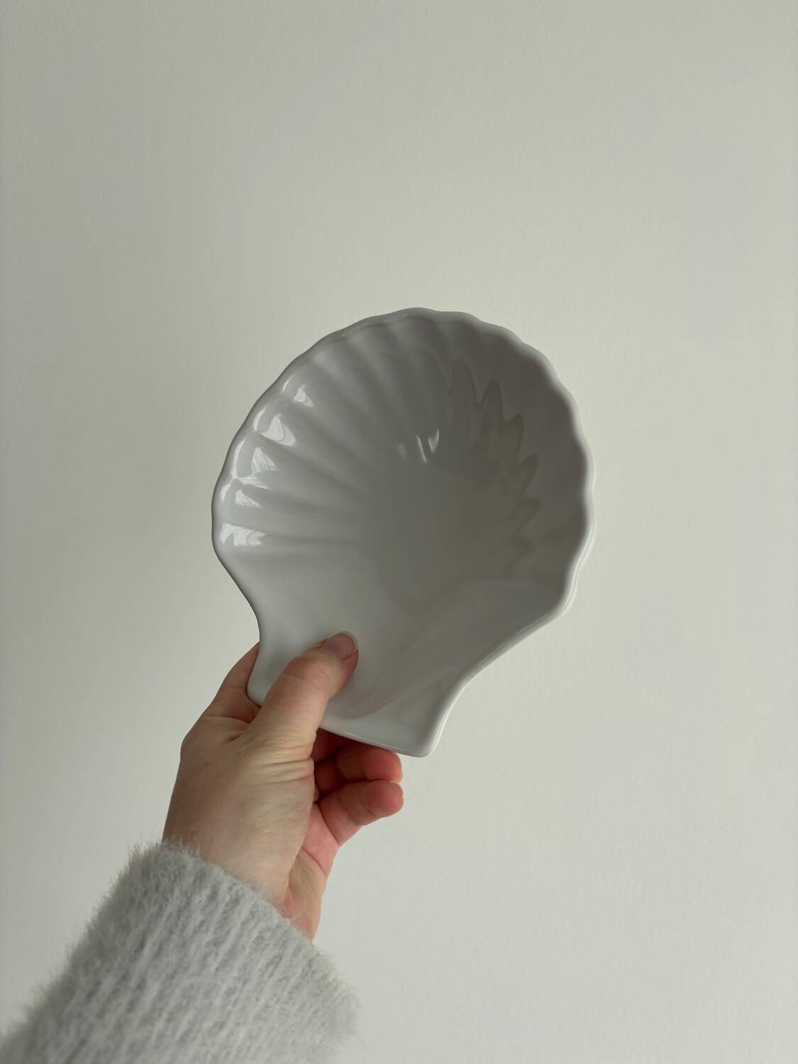 Set of 6 vintage shell-shaped small dishes – white ceramic bowls.