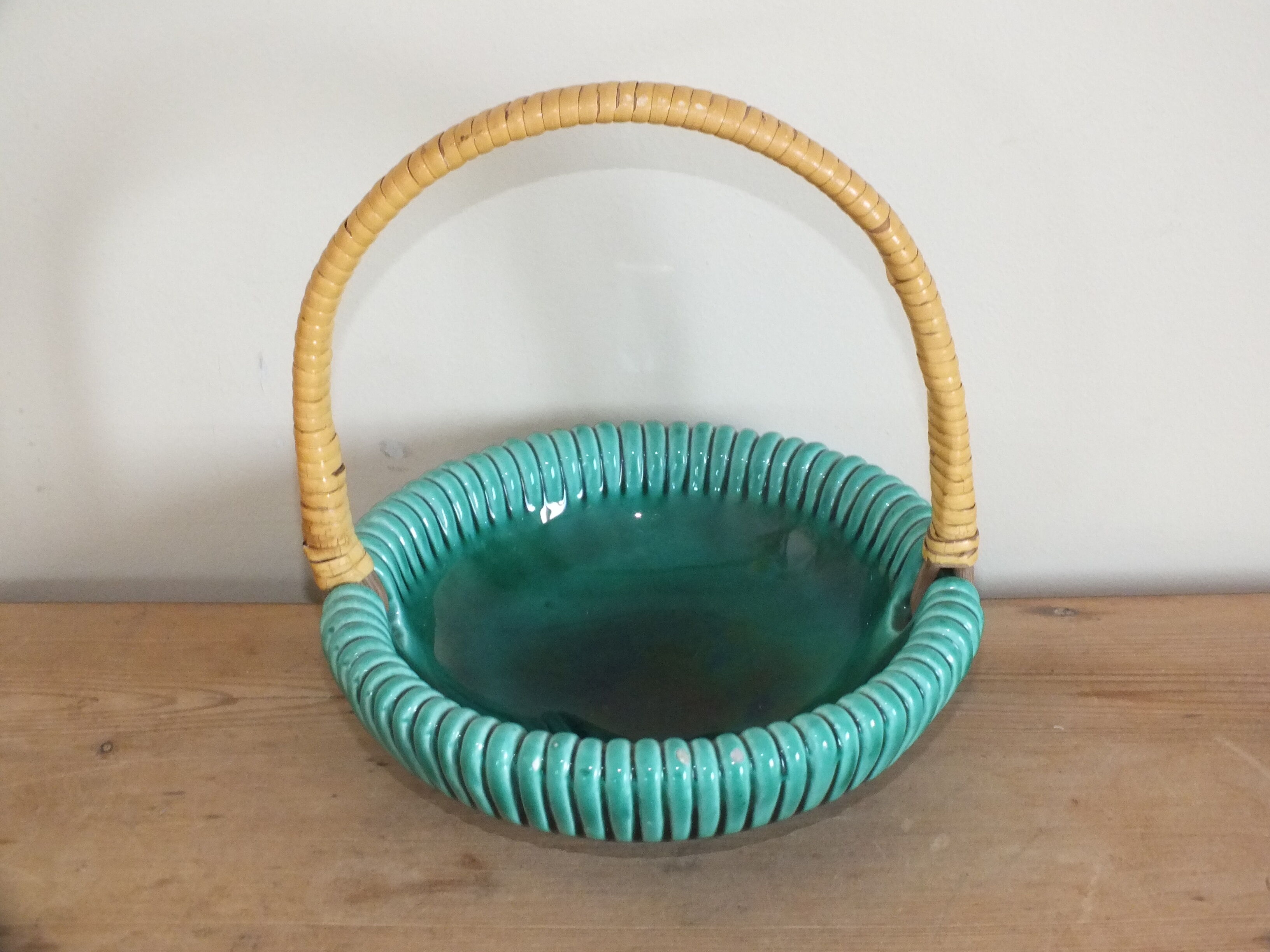Empty basket vintage pocket in green ceramic and wicker