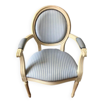 Fauteuil médaillon bois laqué blanc de style Louis XVI