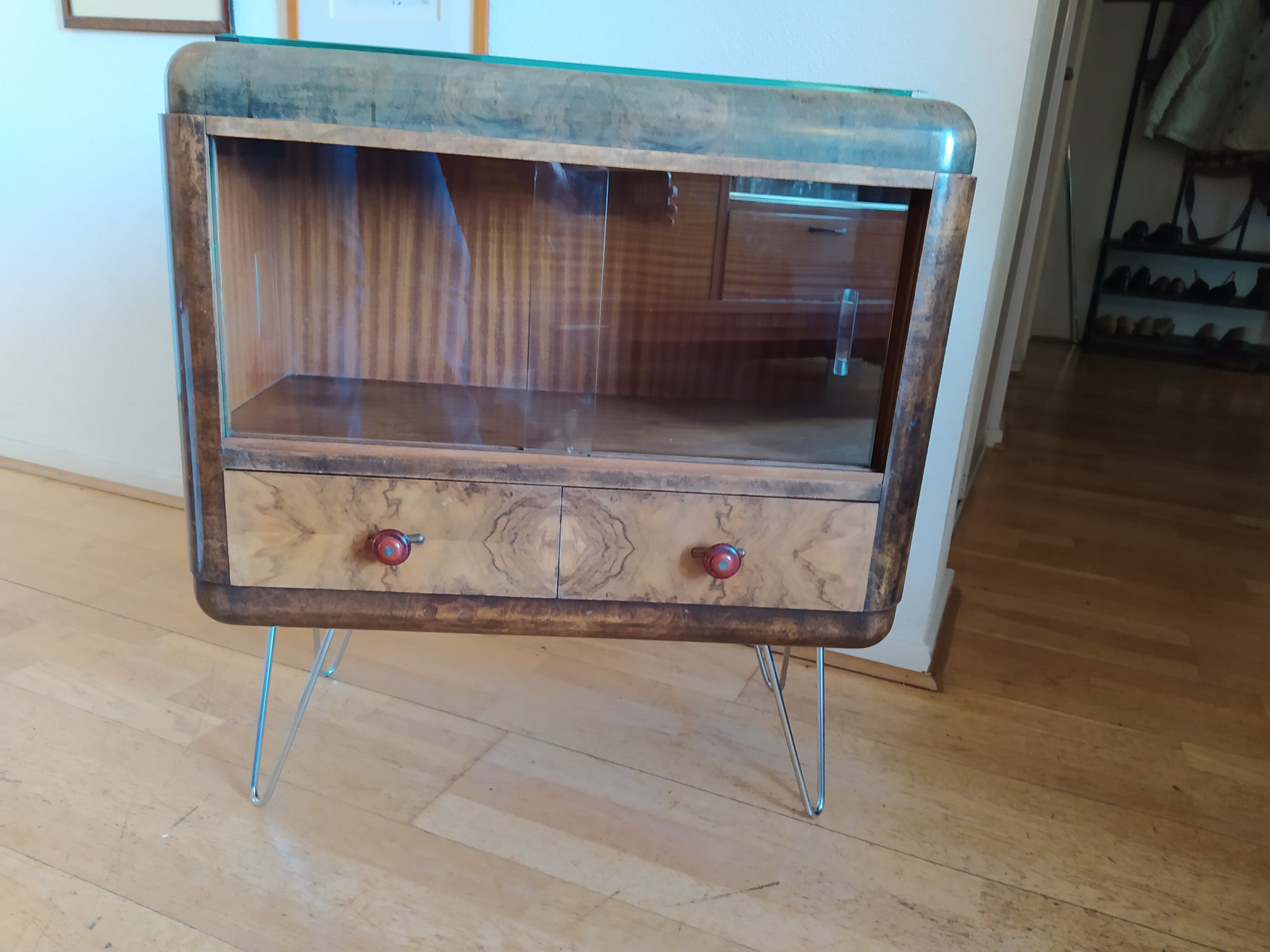 Extra furniture with shop window