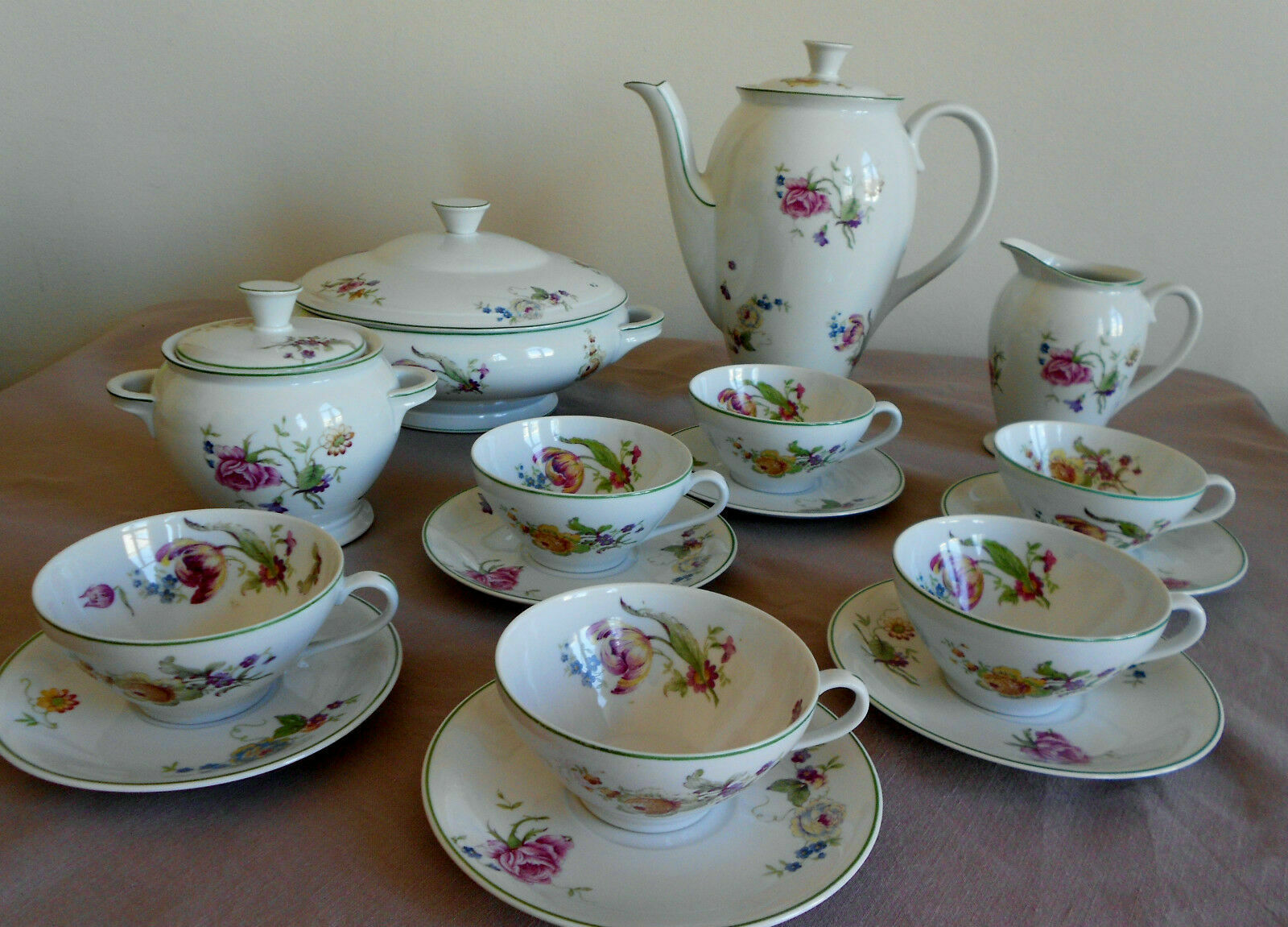 Service à café ancien en porcelaine de Baudour & soupière et saucière