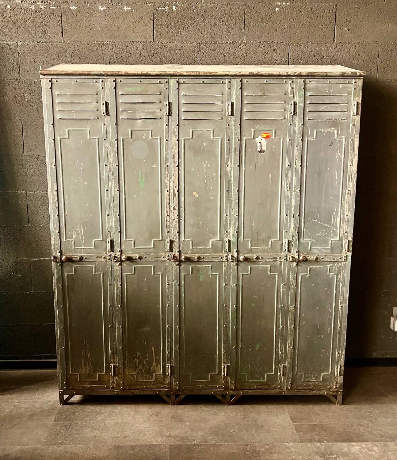 Industrial locker room from the Gantois brand around 1930