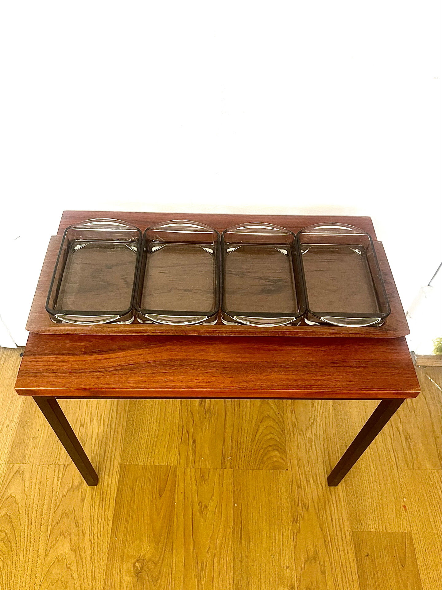 Vintage teak plateau attributed to Digsmed with four ramekins in glass.