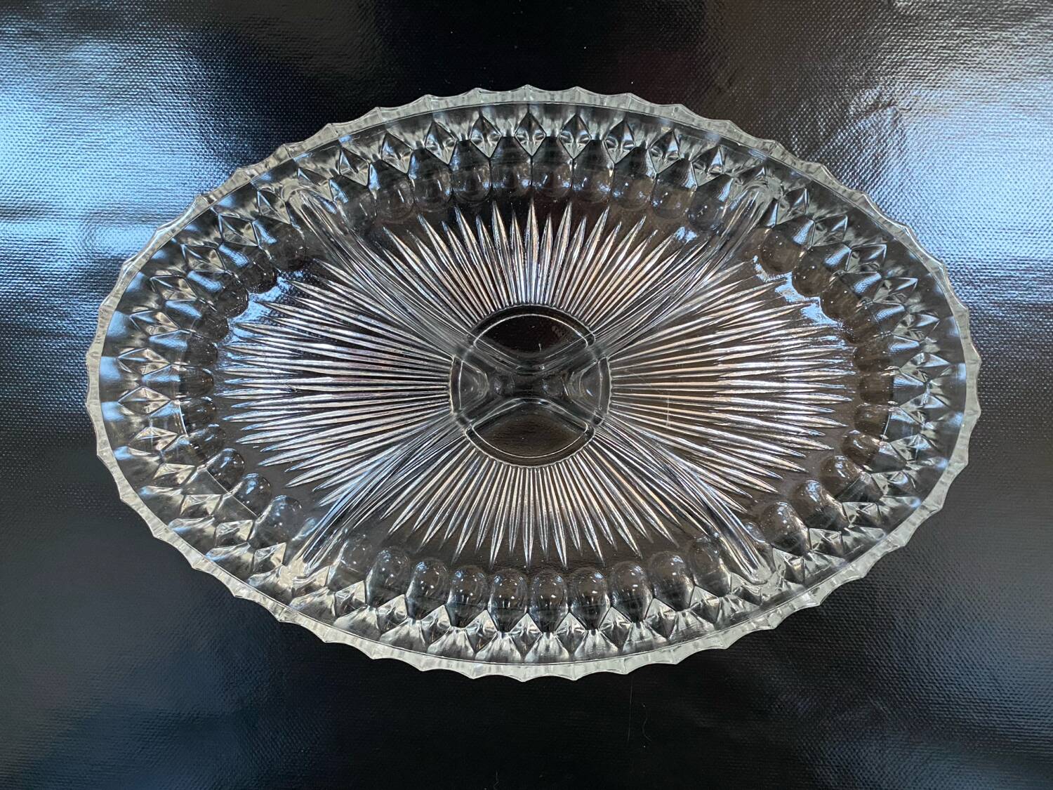 Plat serviteur ovale vintage en verre ciselé