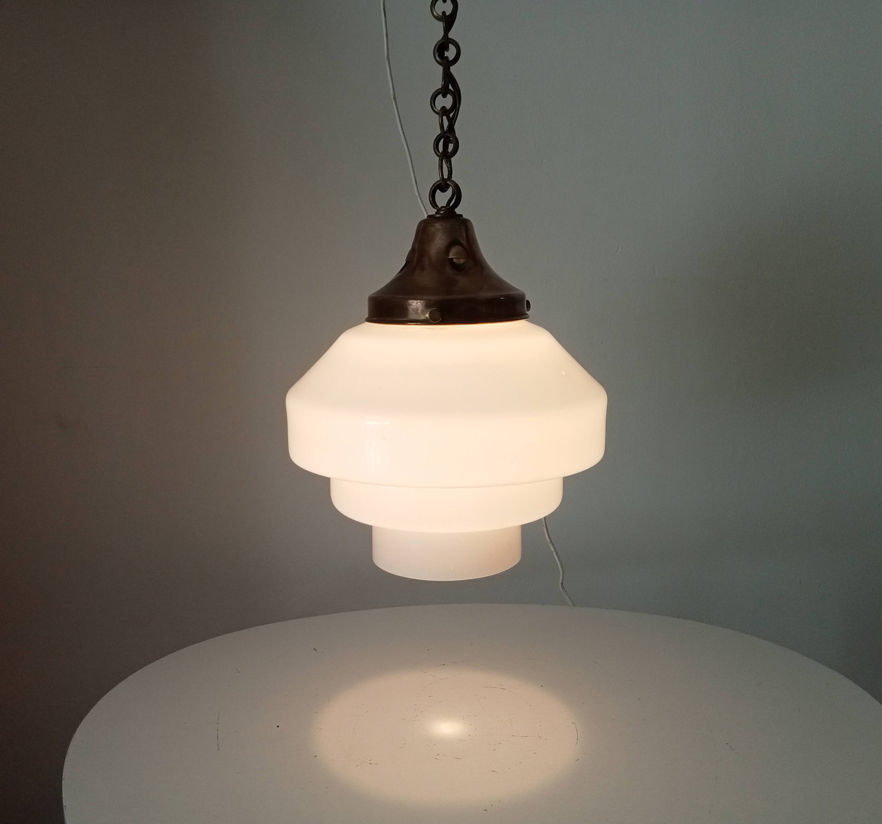 Art Deco "Skyscraper" suspension from the 1930s in opaline and brass.
