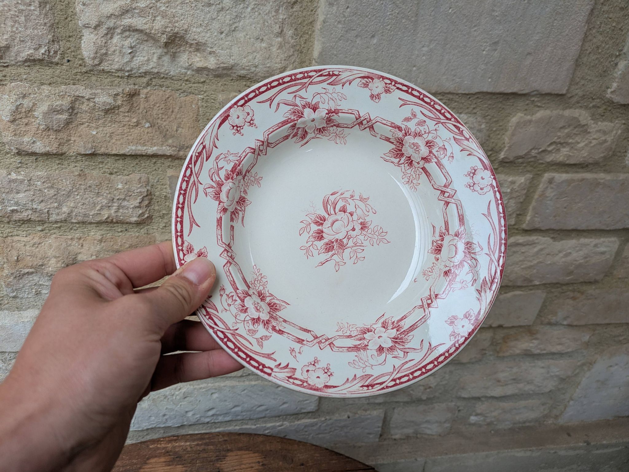 Hollow plate Sarreguemines model Cérès decorated with pink flowers Terre de Fer