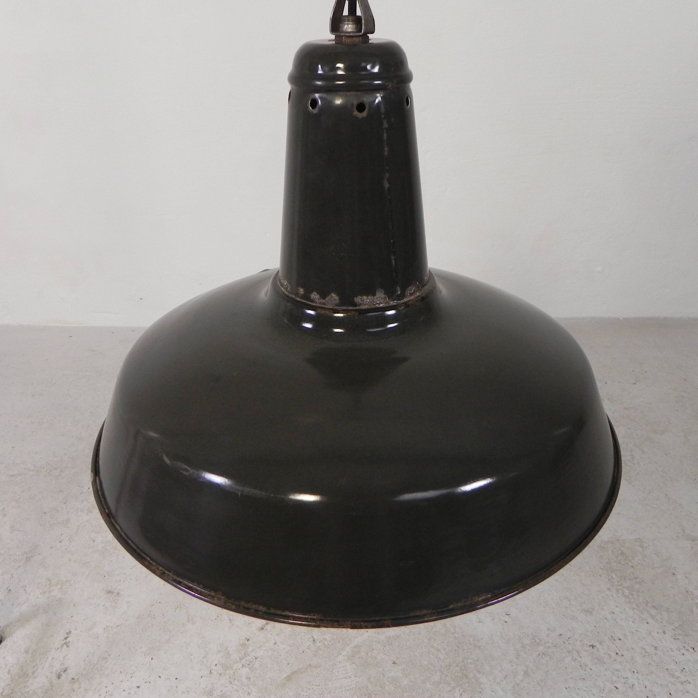 Industrial hanging lamp with enamelled steel shade