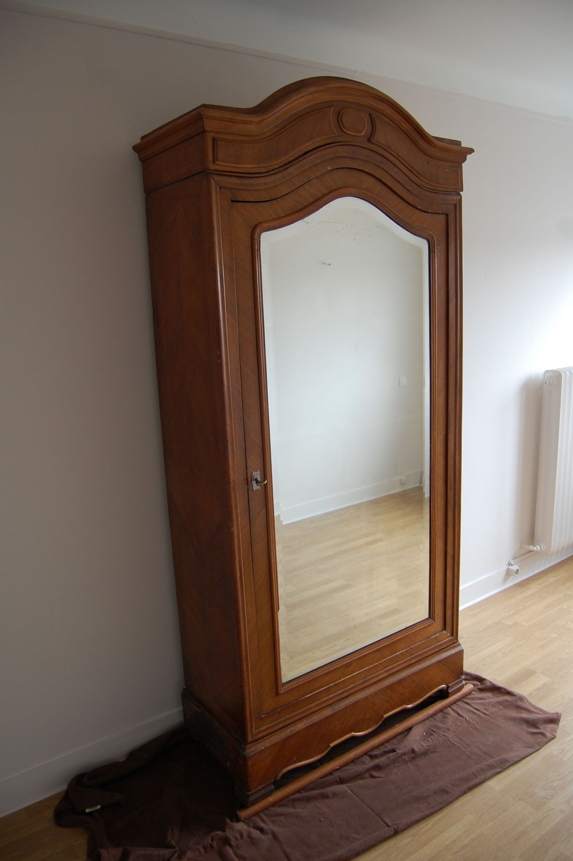 Hat gendarme armoire