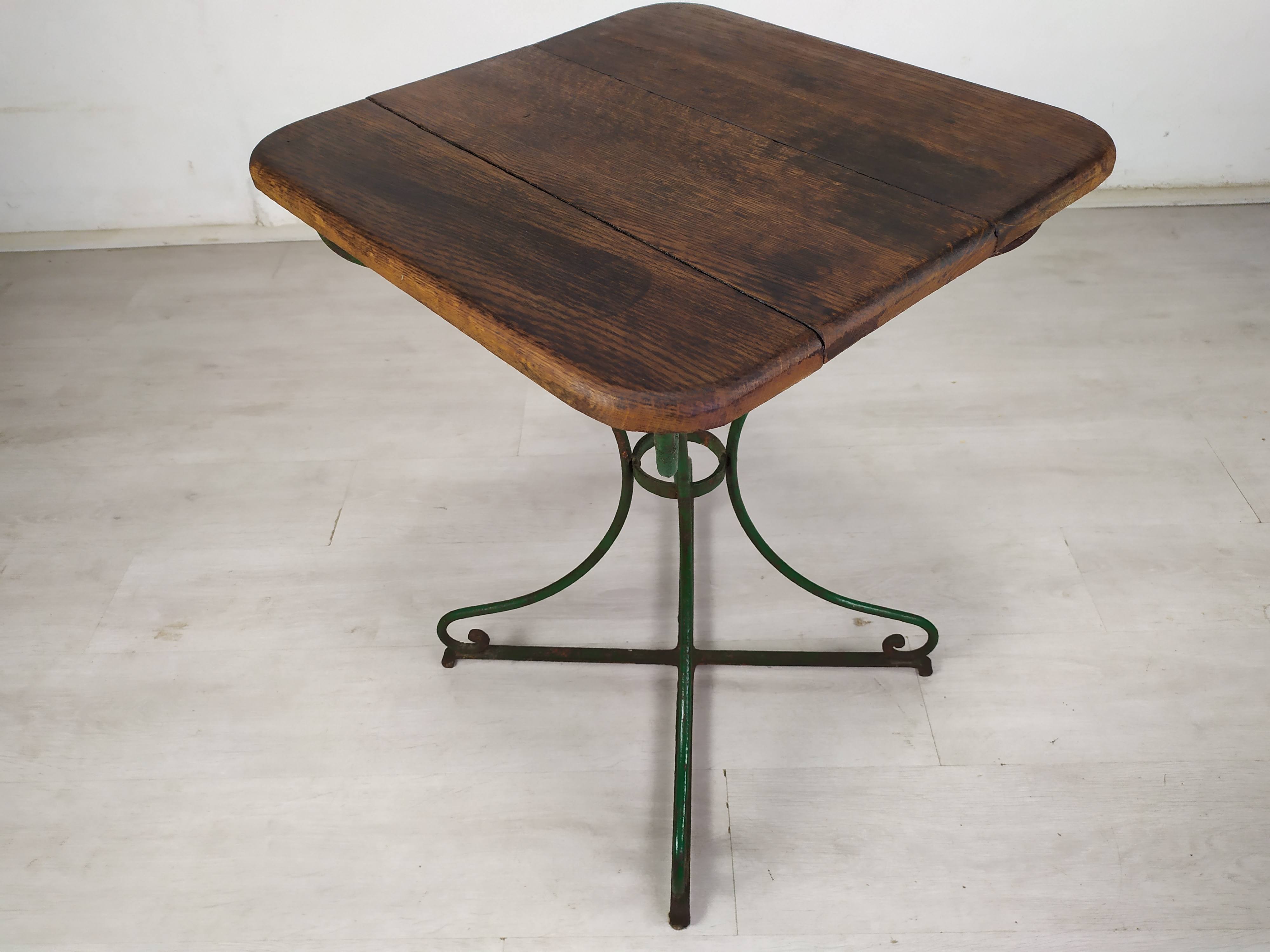 Garden pedestal table metal wood