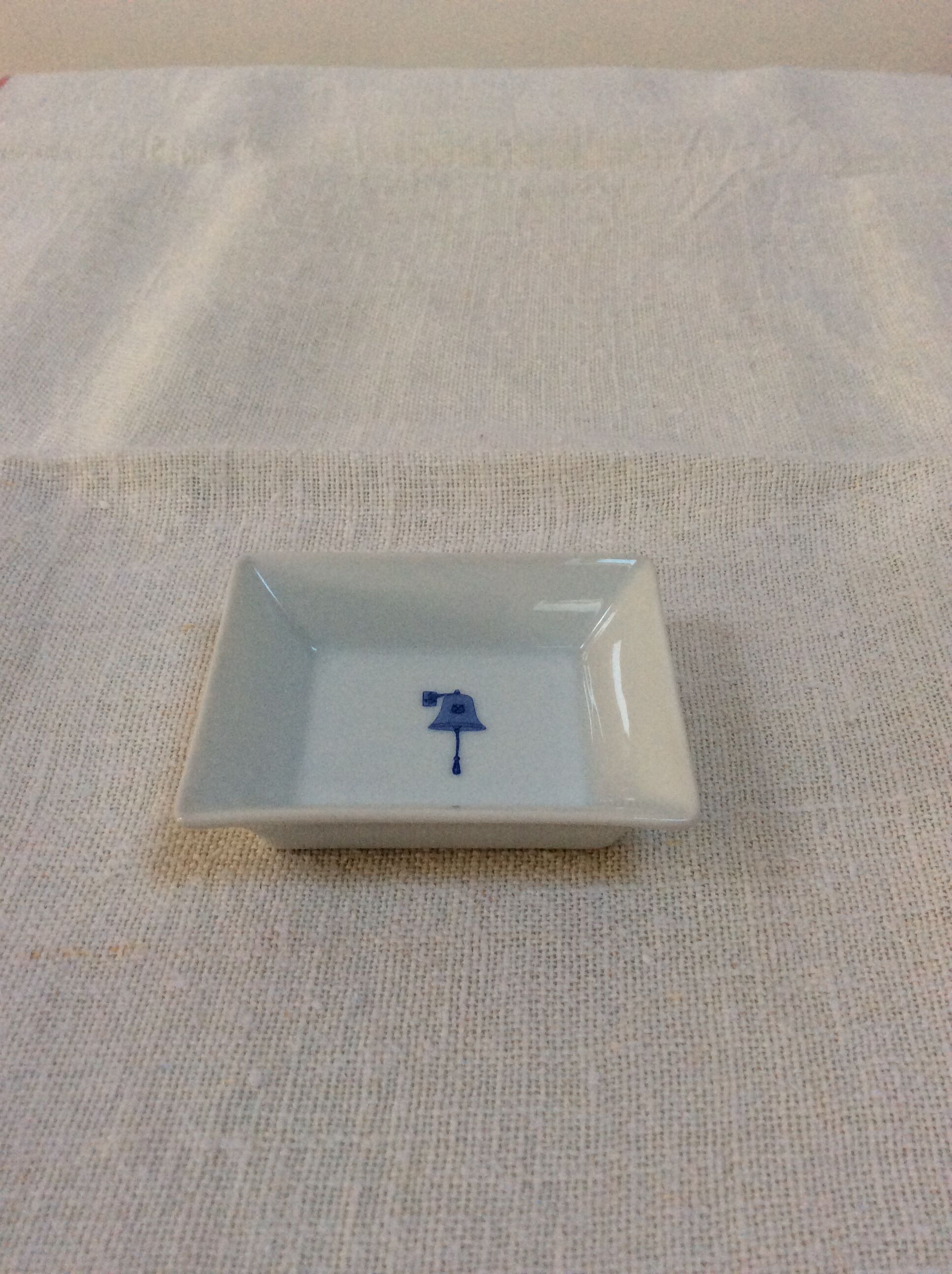 Emptu pocket in porcelain