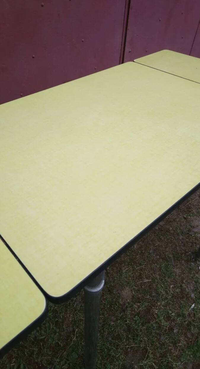 Table extensible en Formica jaune