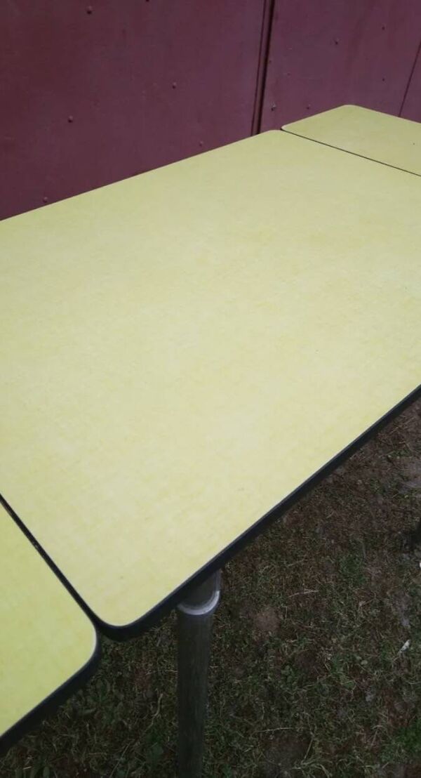 Table extensible en Formica jaune