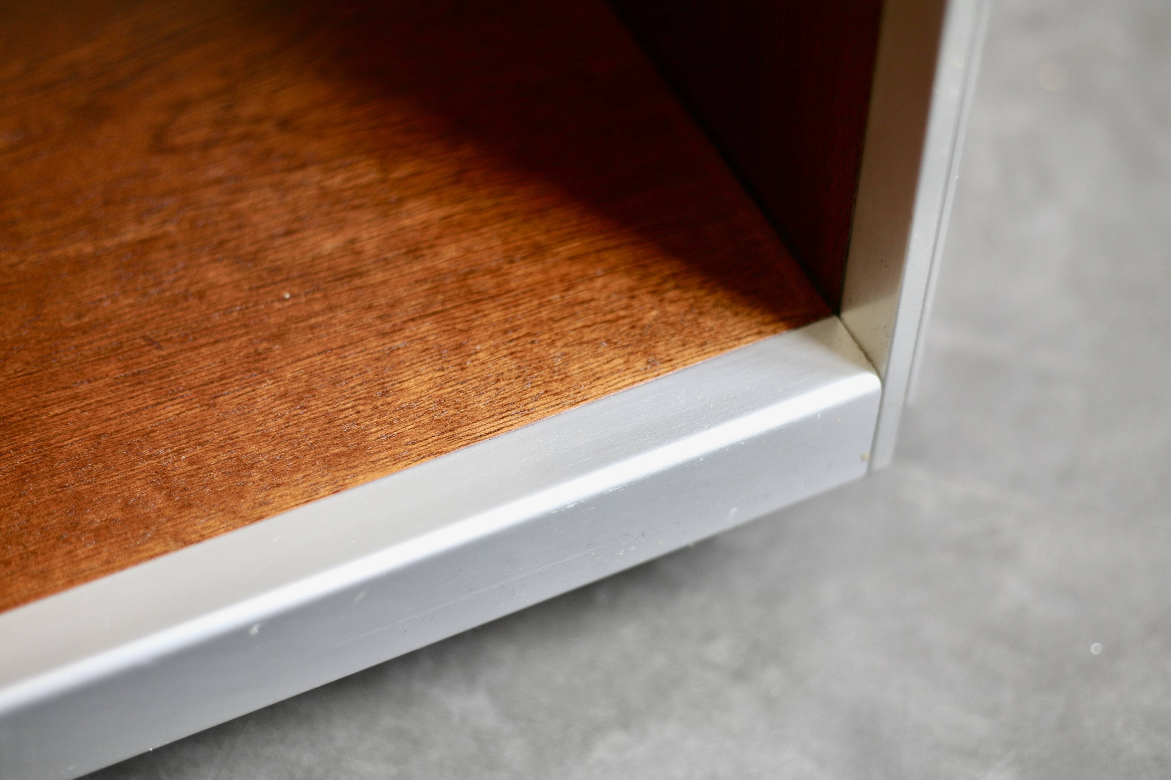 Table basse bois, aluminium et verre fumé. circa 1970