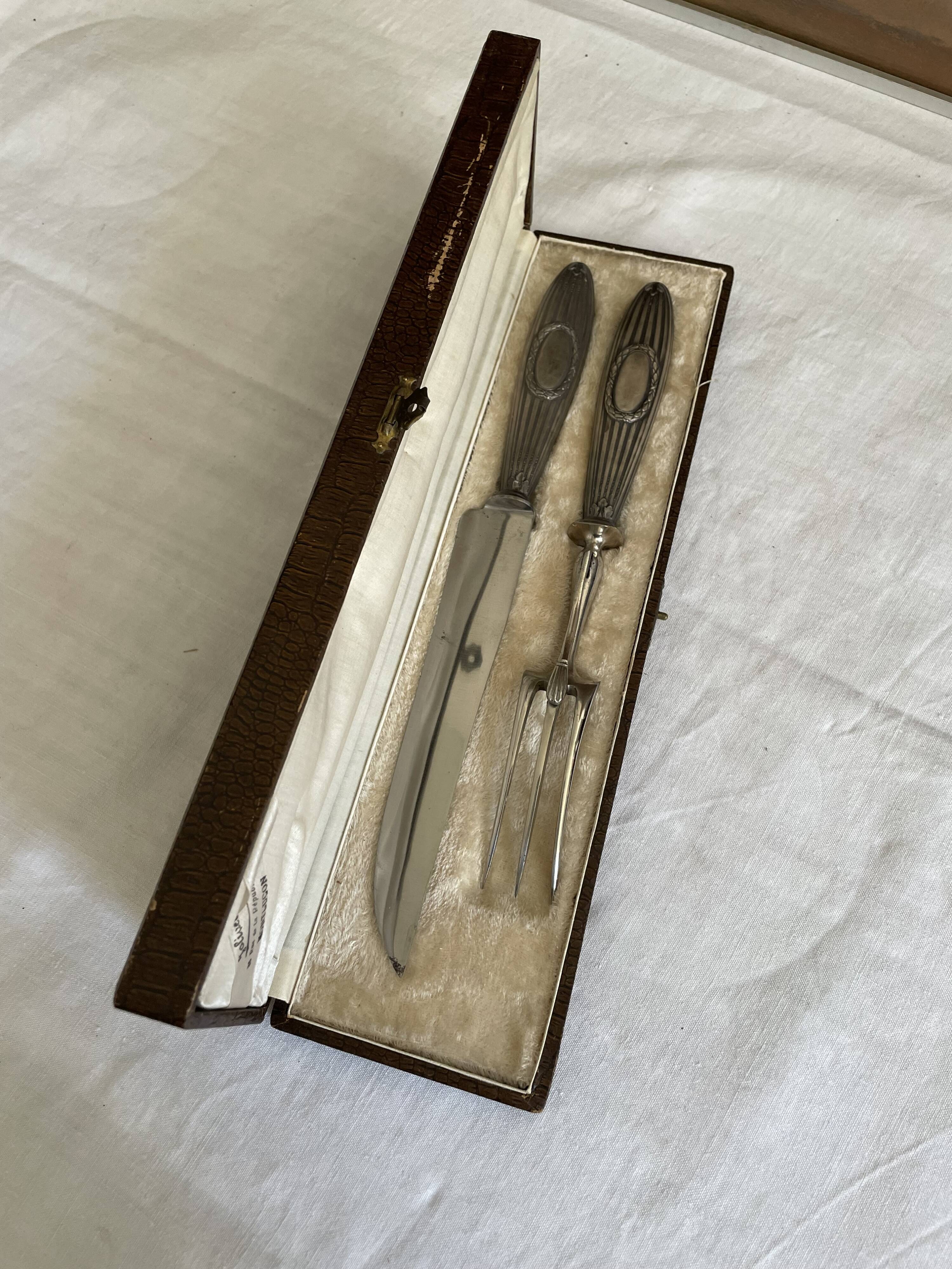 Service of silver leg cutlery in their case
