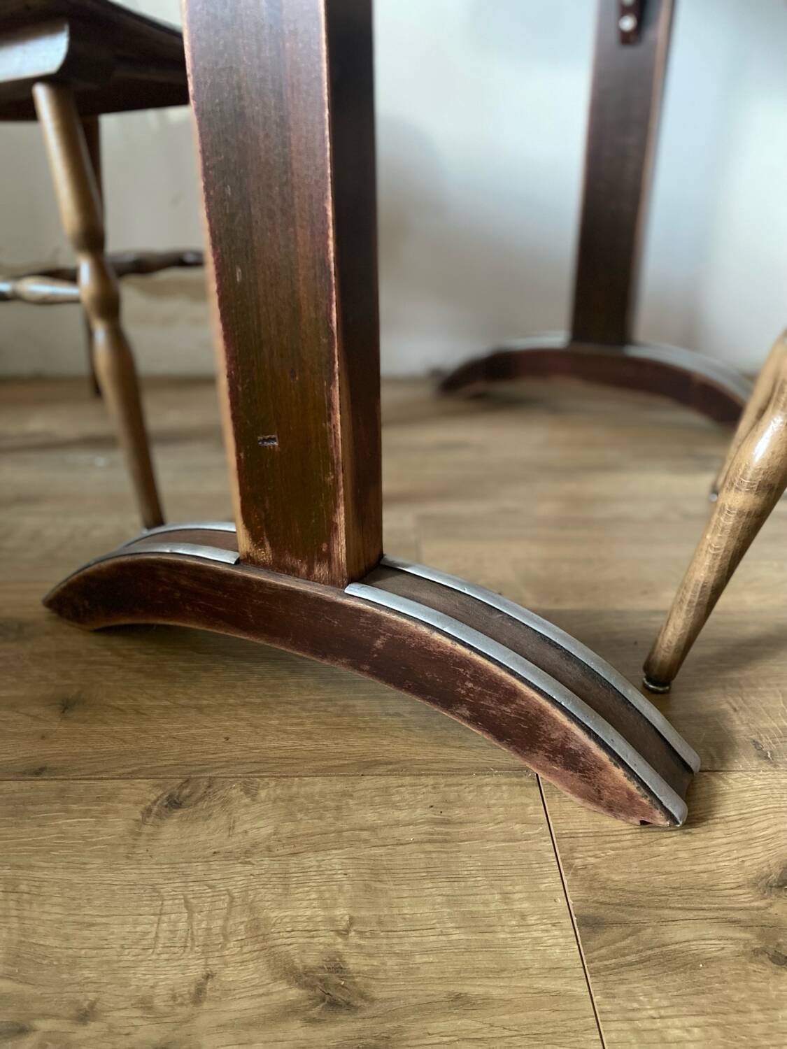 Table bistrot Formica et chaises Baumann