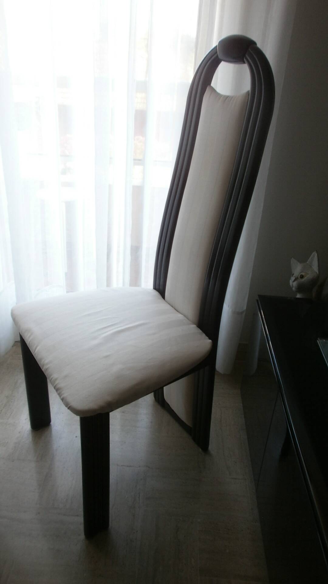 4 chaises contemporaines
