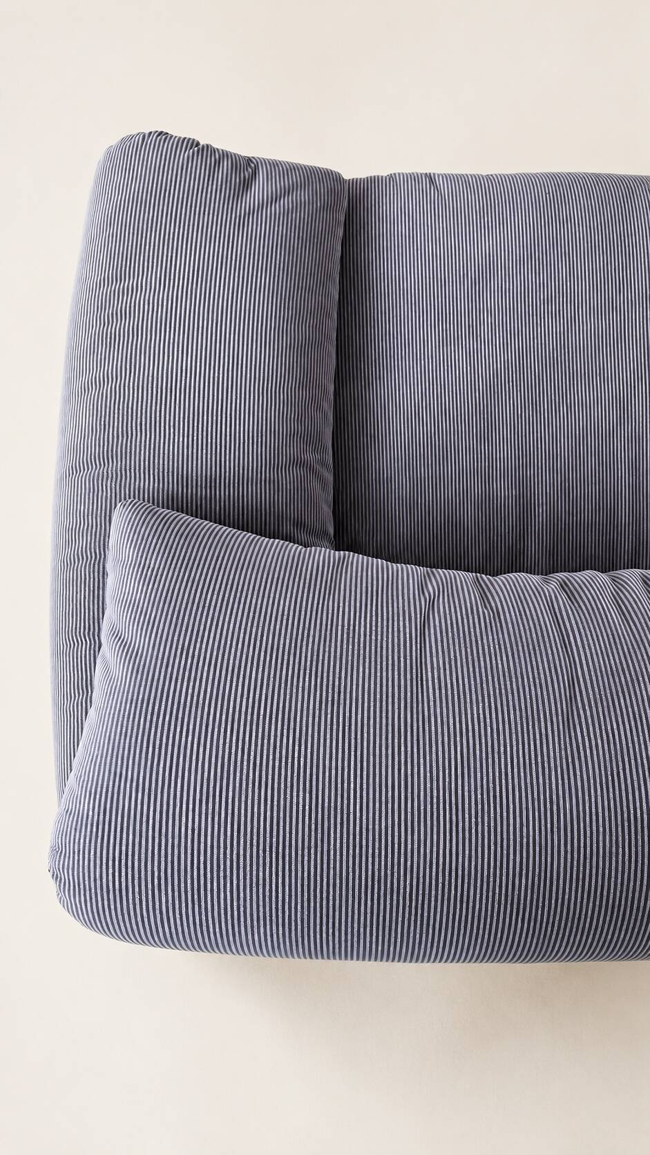 Canapé 2 places Maralunga bleu violet par Vico Magistretti, édition Cassina
