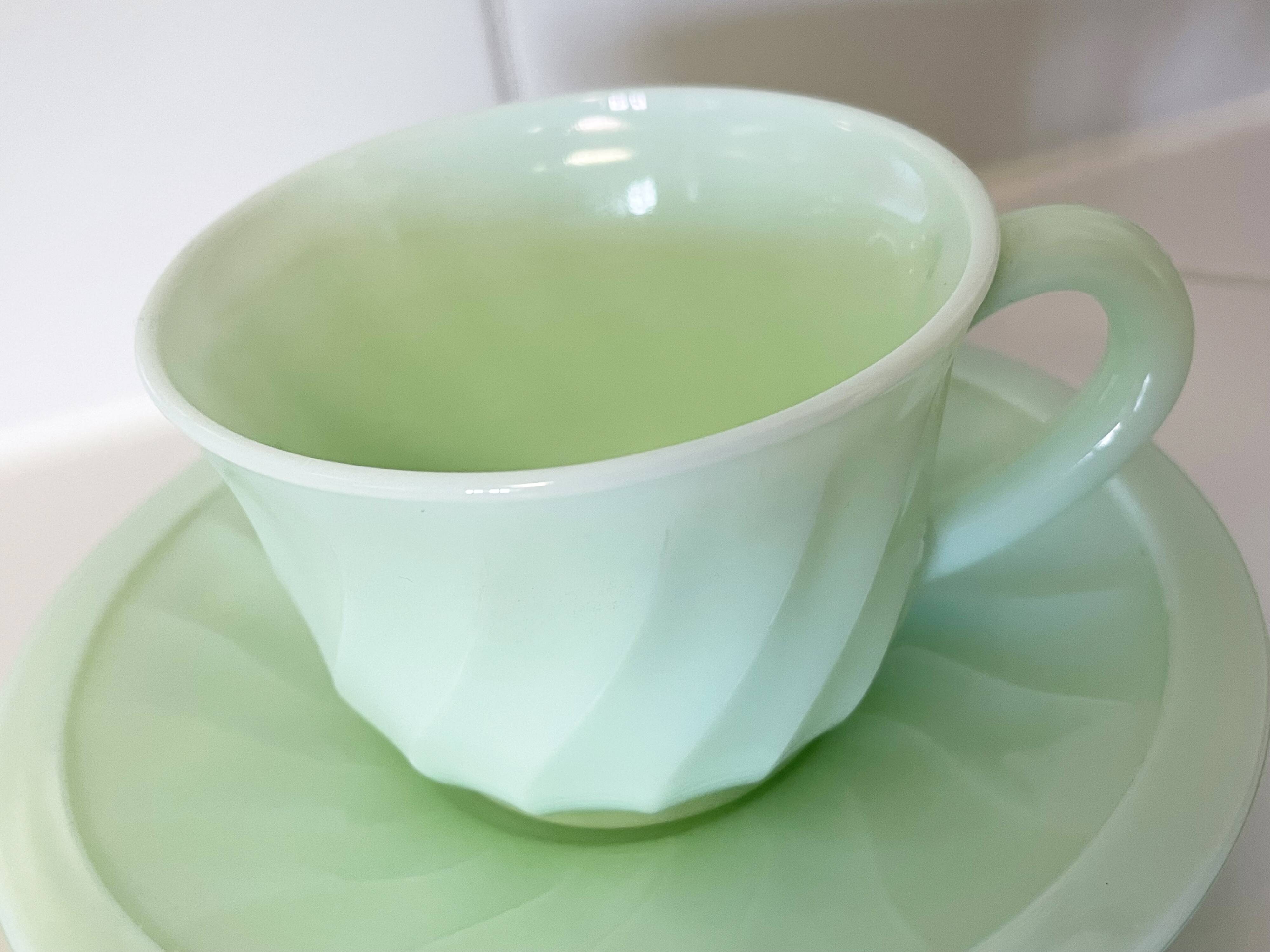 Tasse à thé et soucoupe en opaline vert menthe à motif tourbillon, fabriquées en France