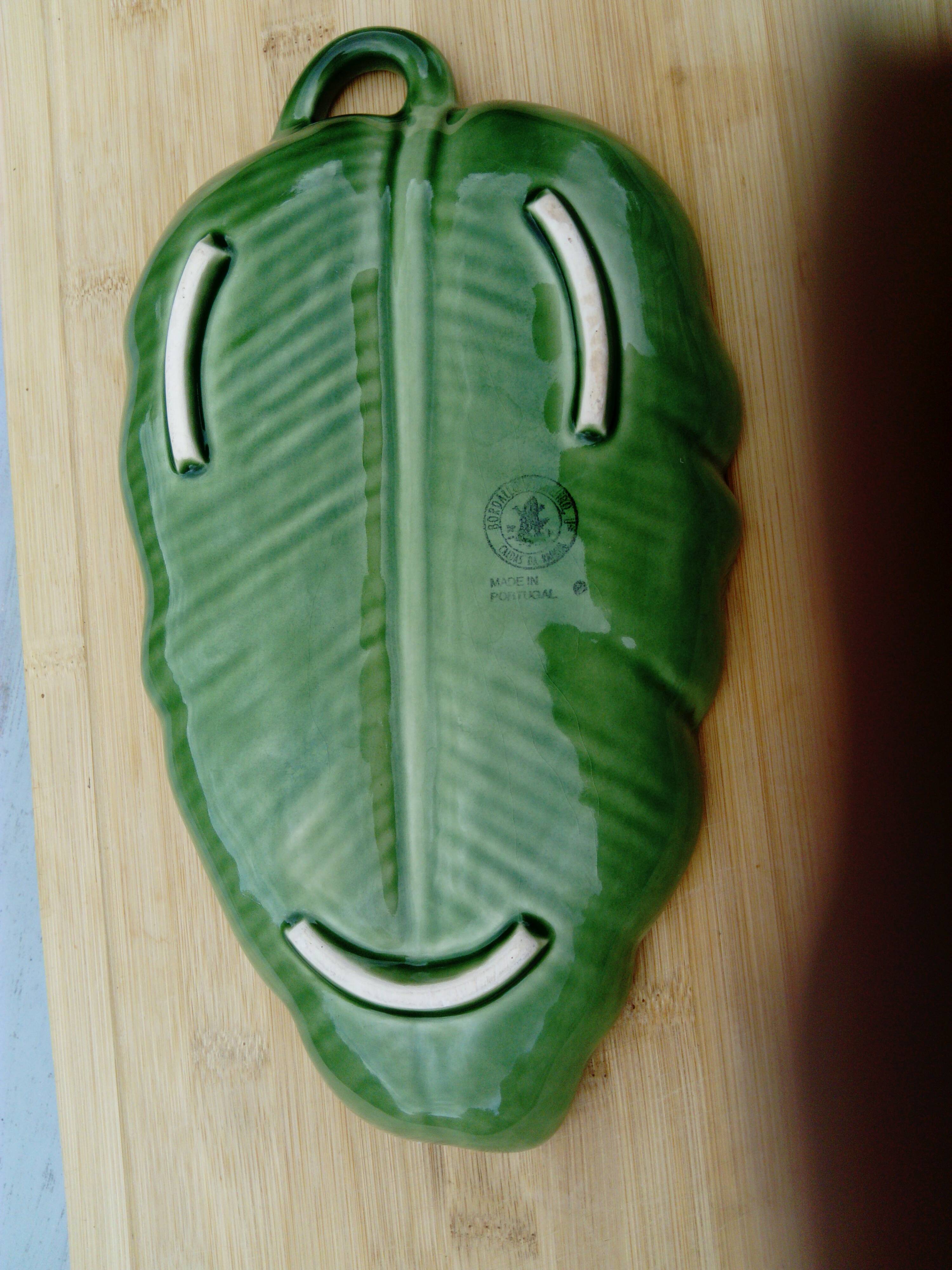 Slip dish in the shape of a palm leaf