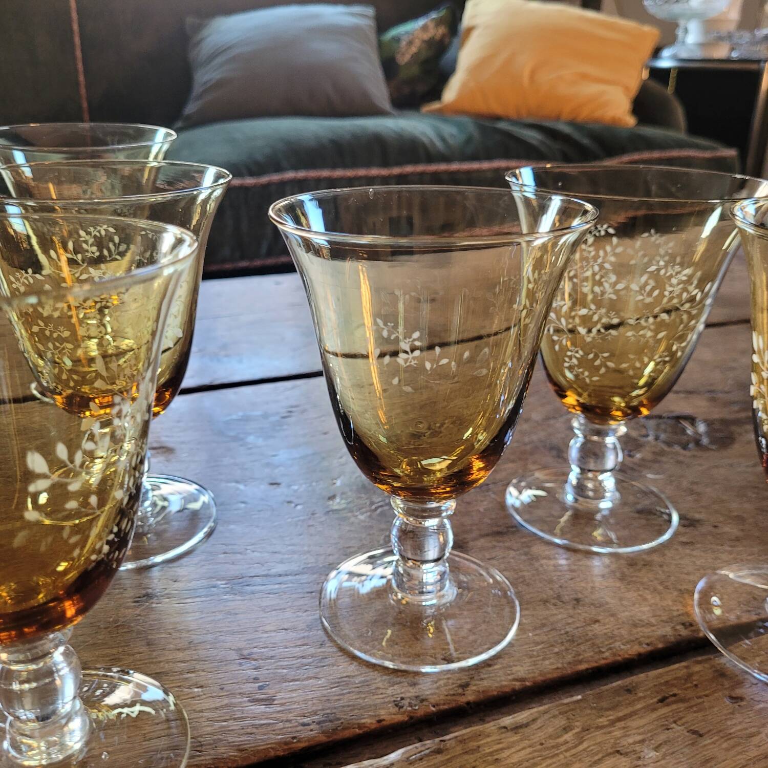 Lot de dix verres à pied ambrés gravés – années 1950