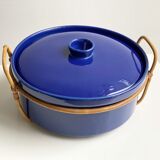 Vintage blue arabia teema / kilta casserole and rattan holder, designed by kaj franck, finland, scandi