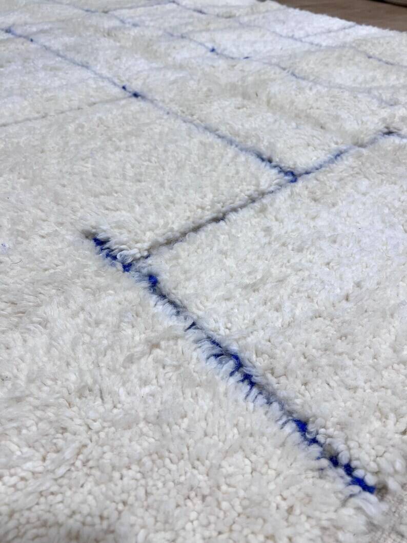 White and blue rug 250cmx150cm