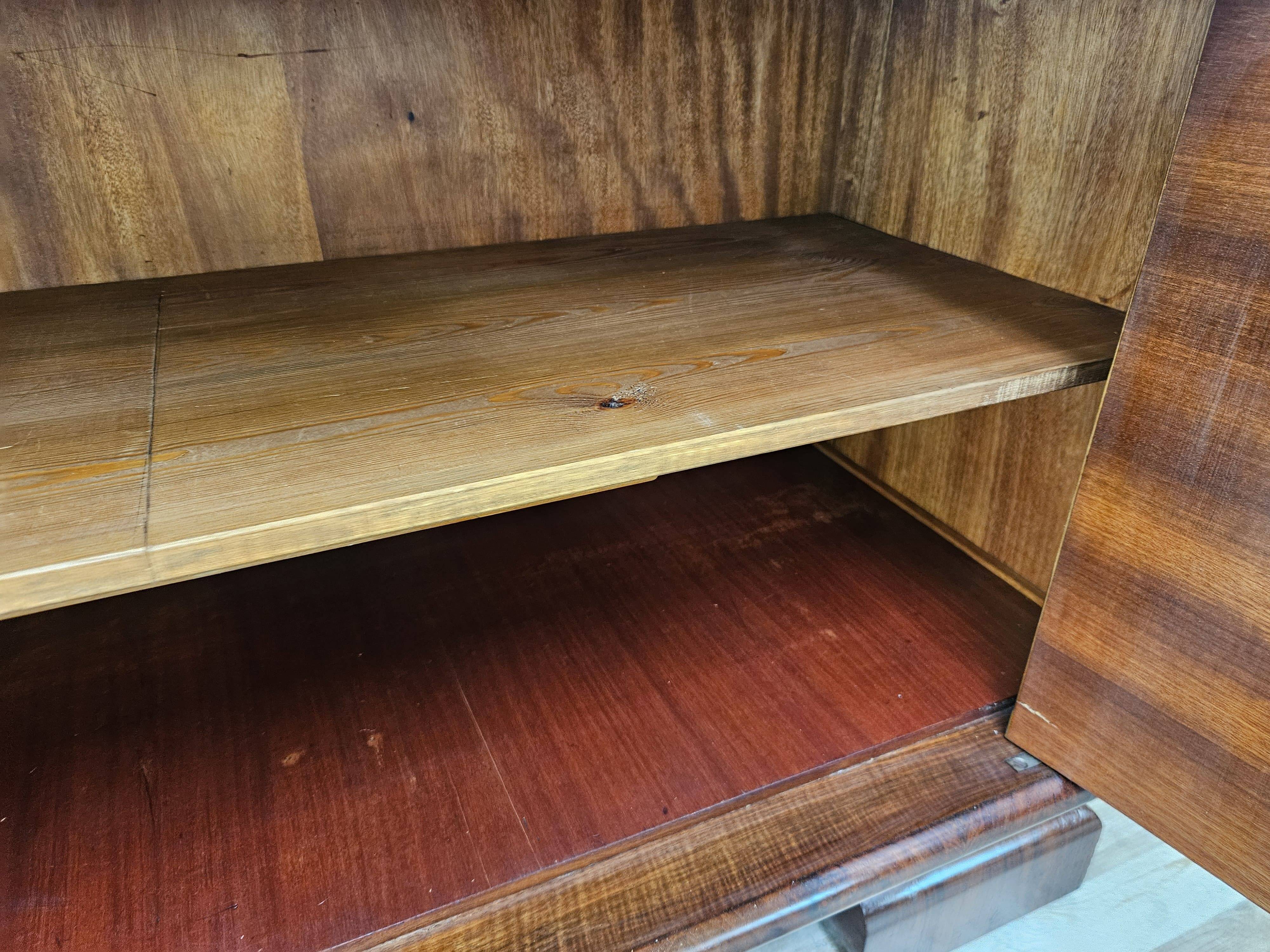 Vitrine Art Déco des années 1930 en noyer et racine de noyer