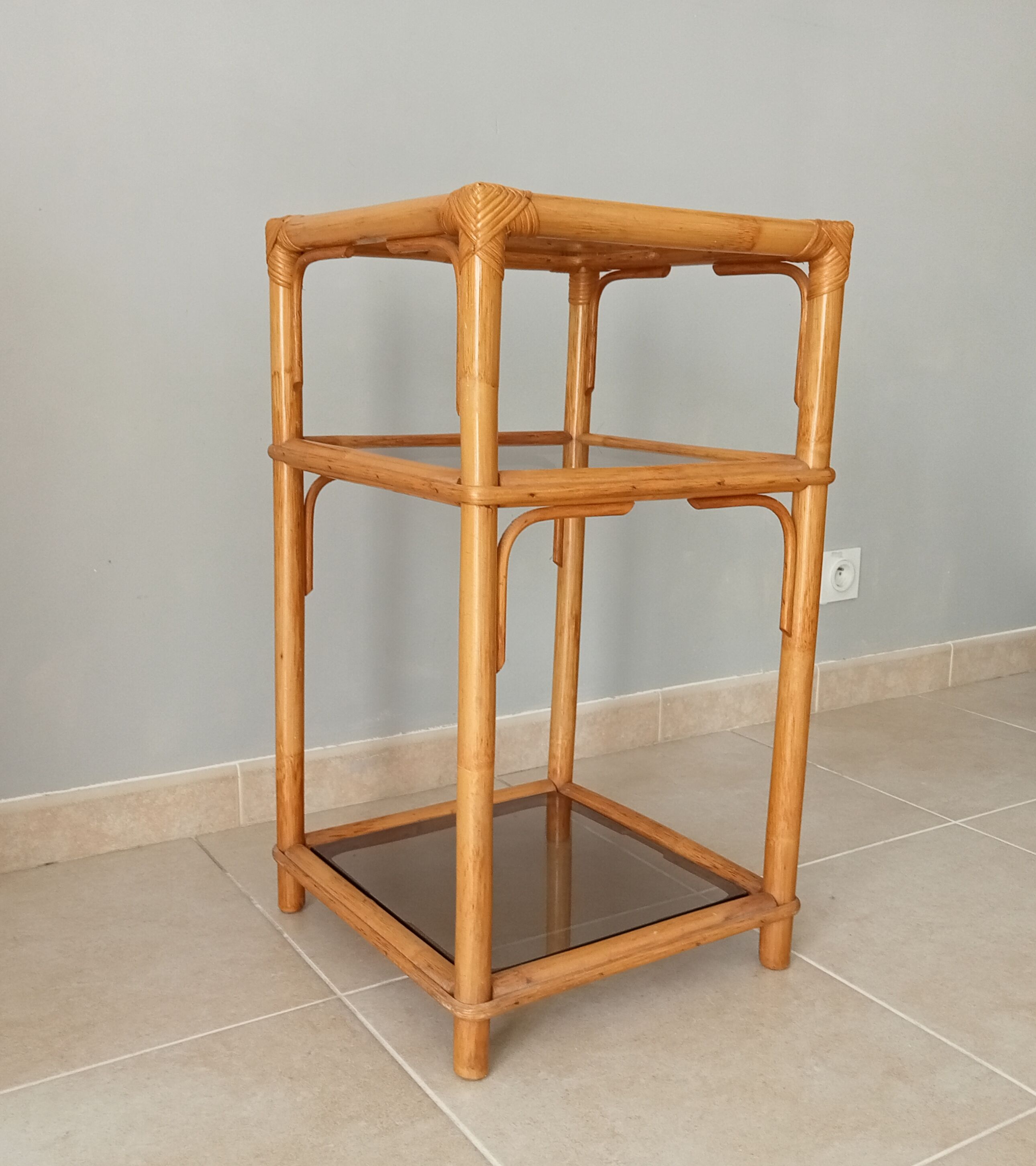 Étagère vintage en bambou, rotin et verre fumé années 70/80