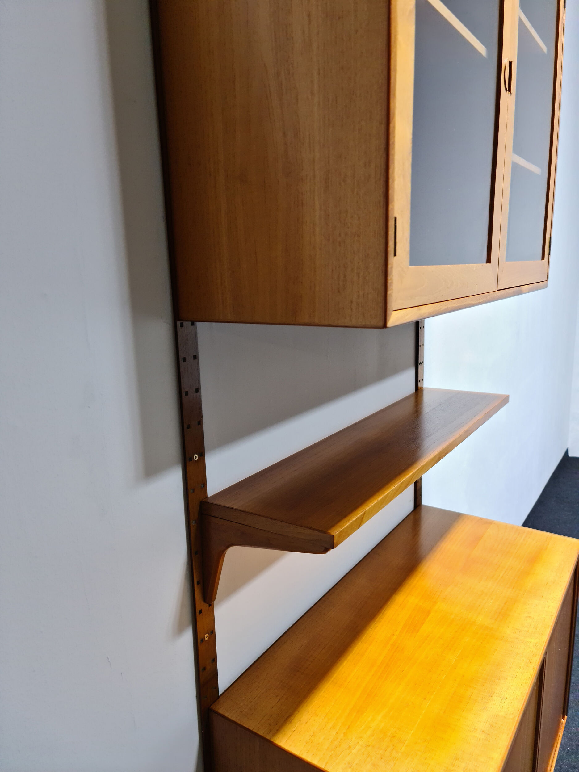 Unité murale en teck vintage par Rud Thygesen et Johnny Sørensen pour HG Furniture Denmark