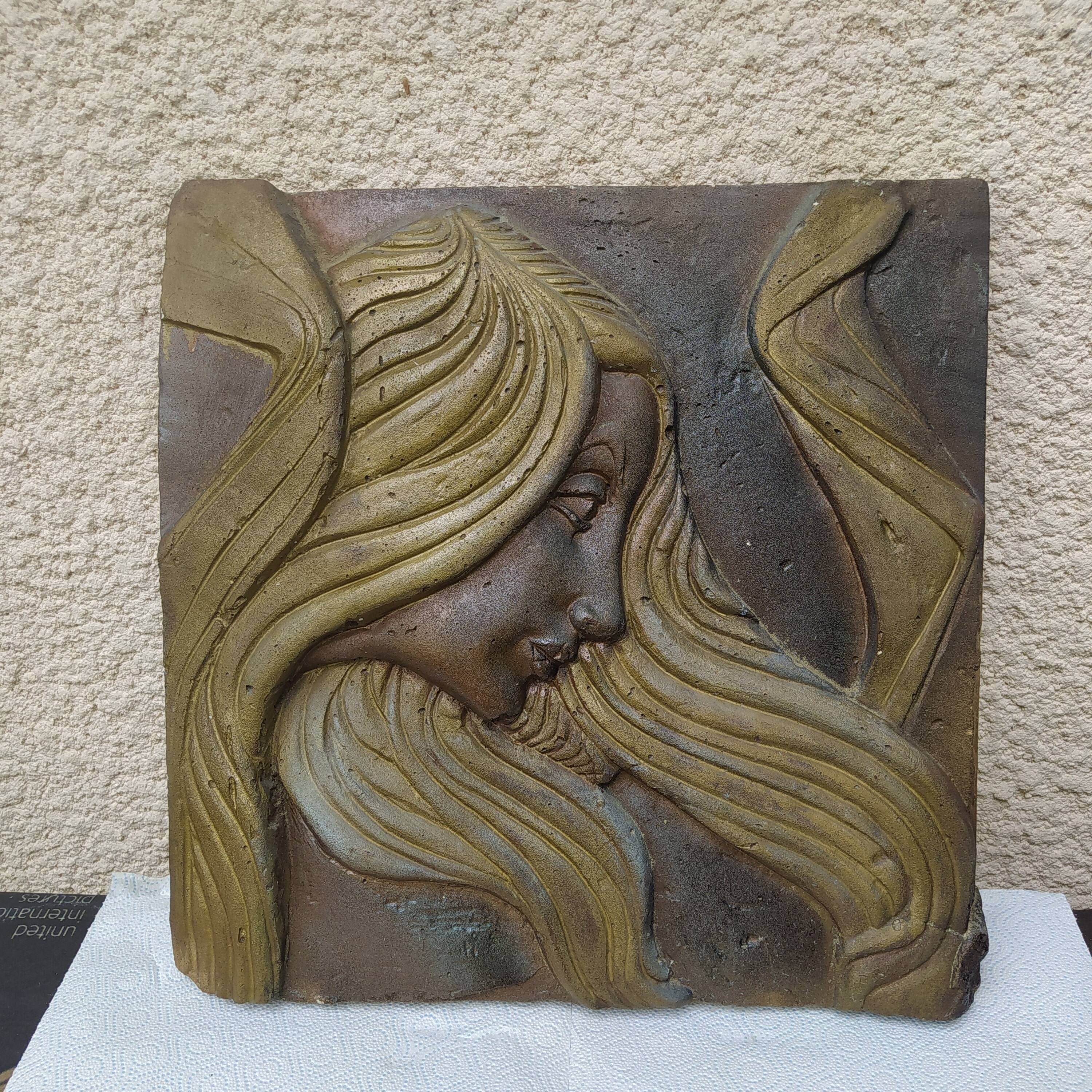 Bas relief en pierre style Art Déco, femme cheveux au vent