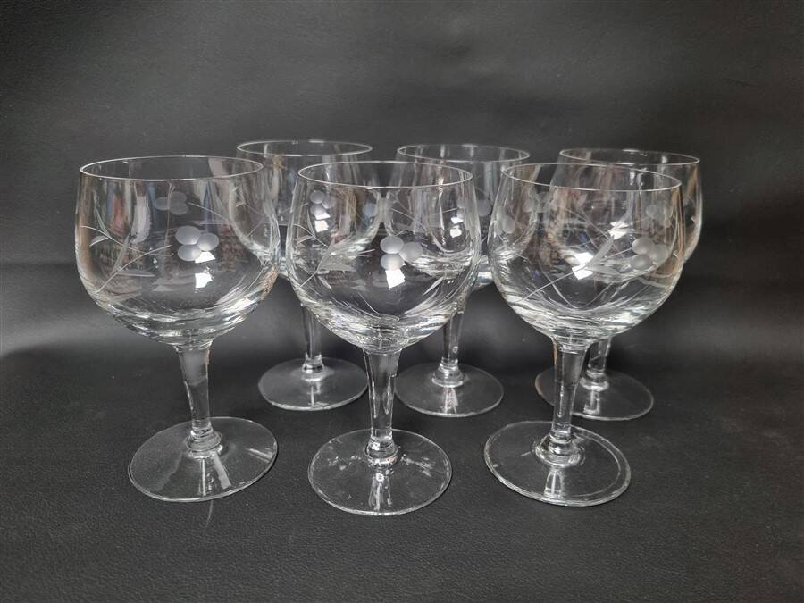 Set of 6 stemmed glasses