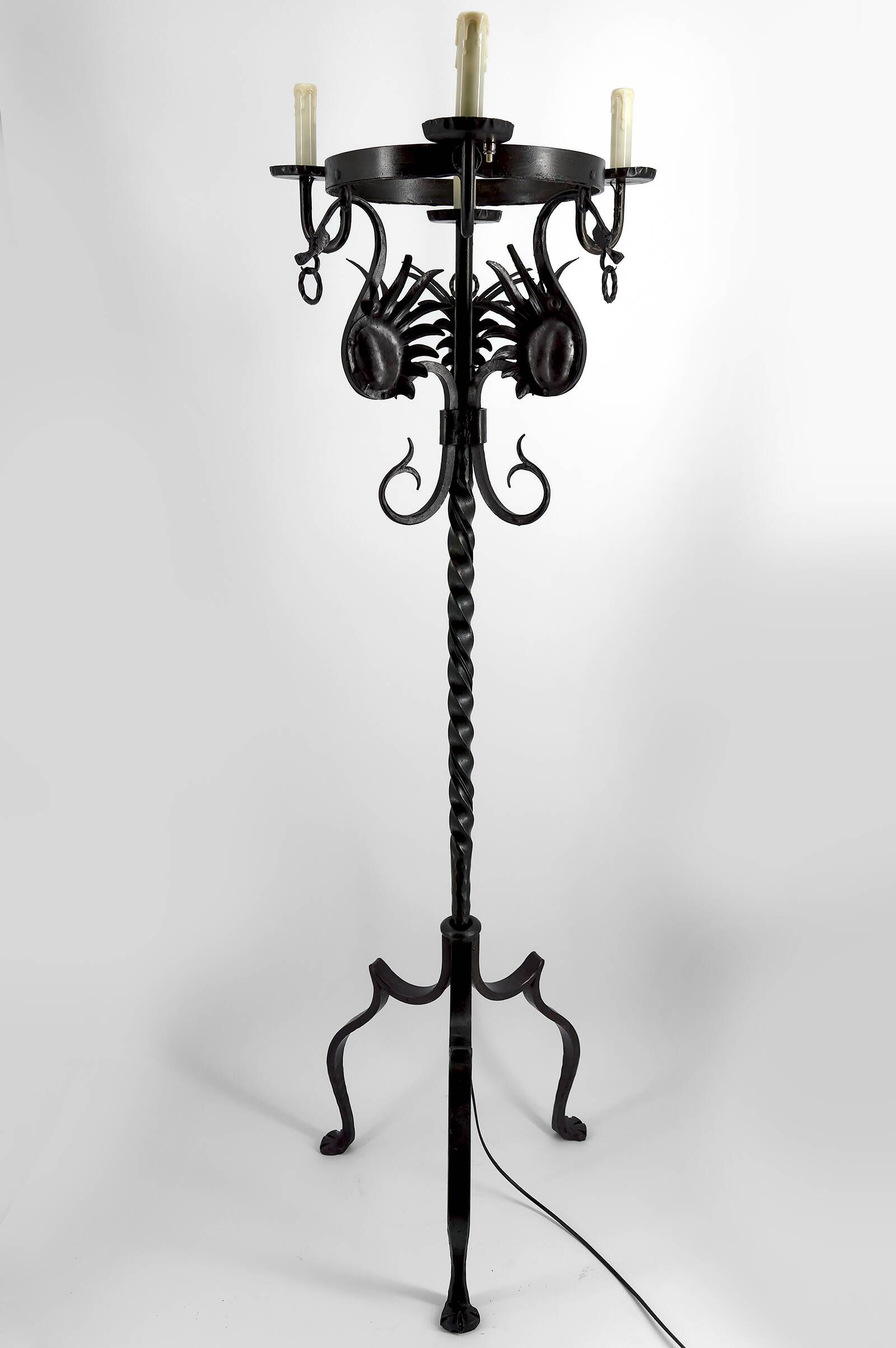 Important lampadaire en fer forgé à décor de dragons, Italie, vers 1900