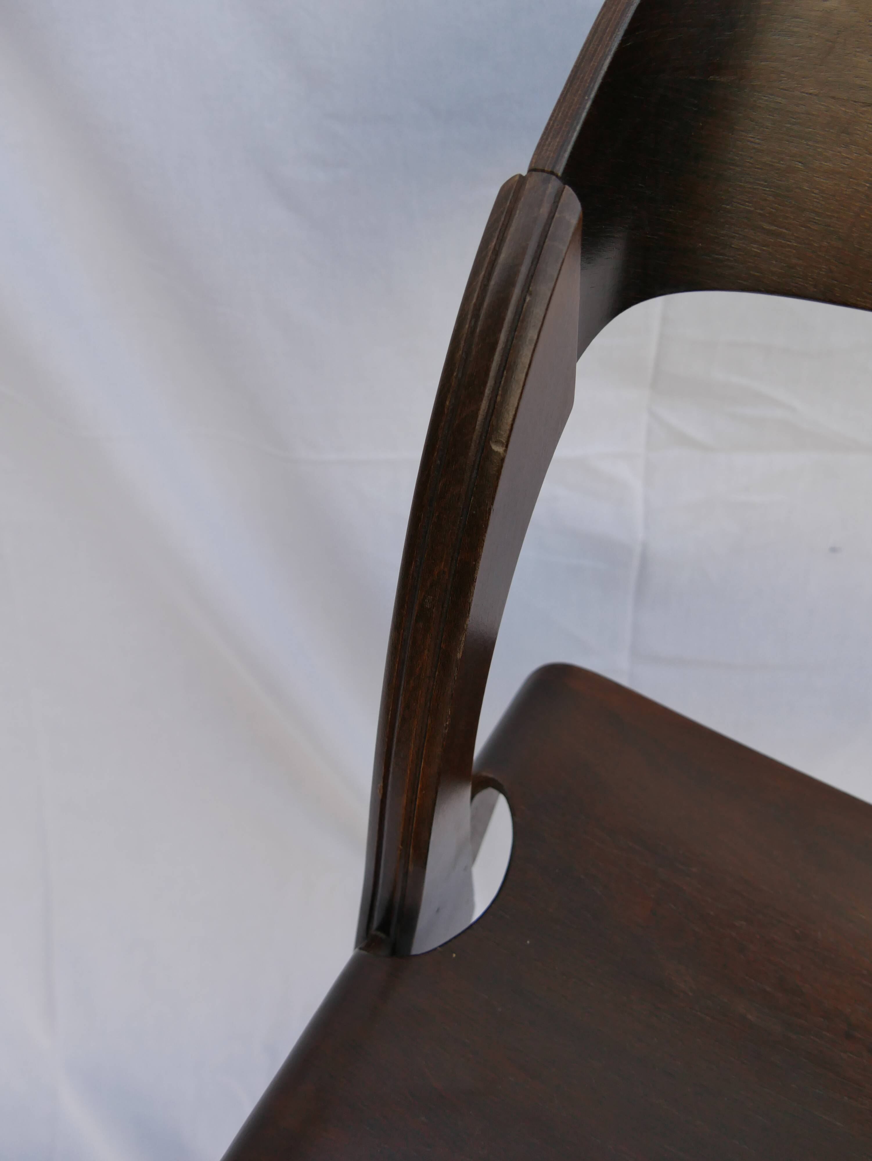 Chaise Baumann enveloping "waiting room" model