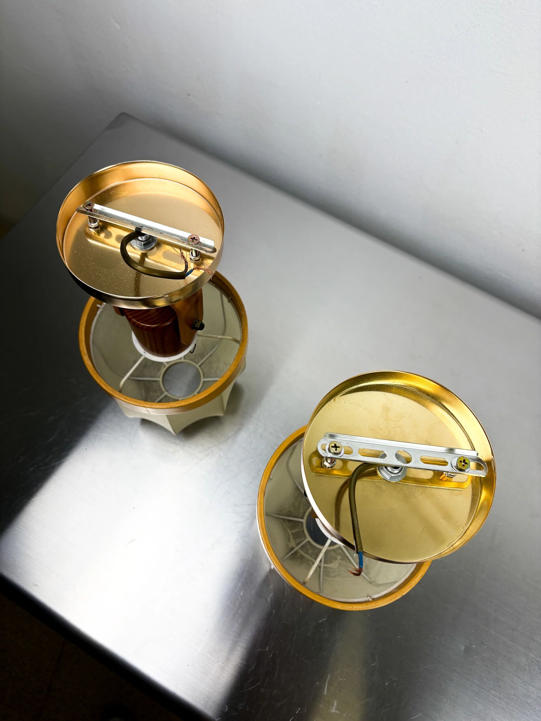 Pair of articulated "Cocoon" wall lights, resin and pine, Italy, 1970s