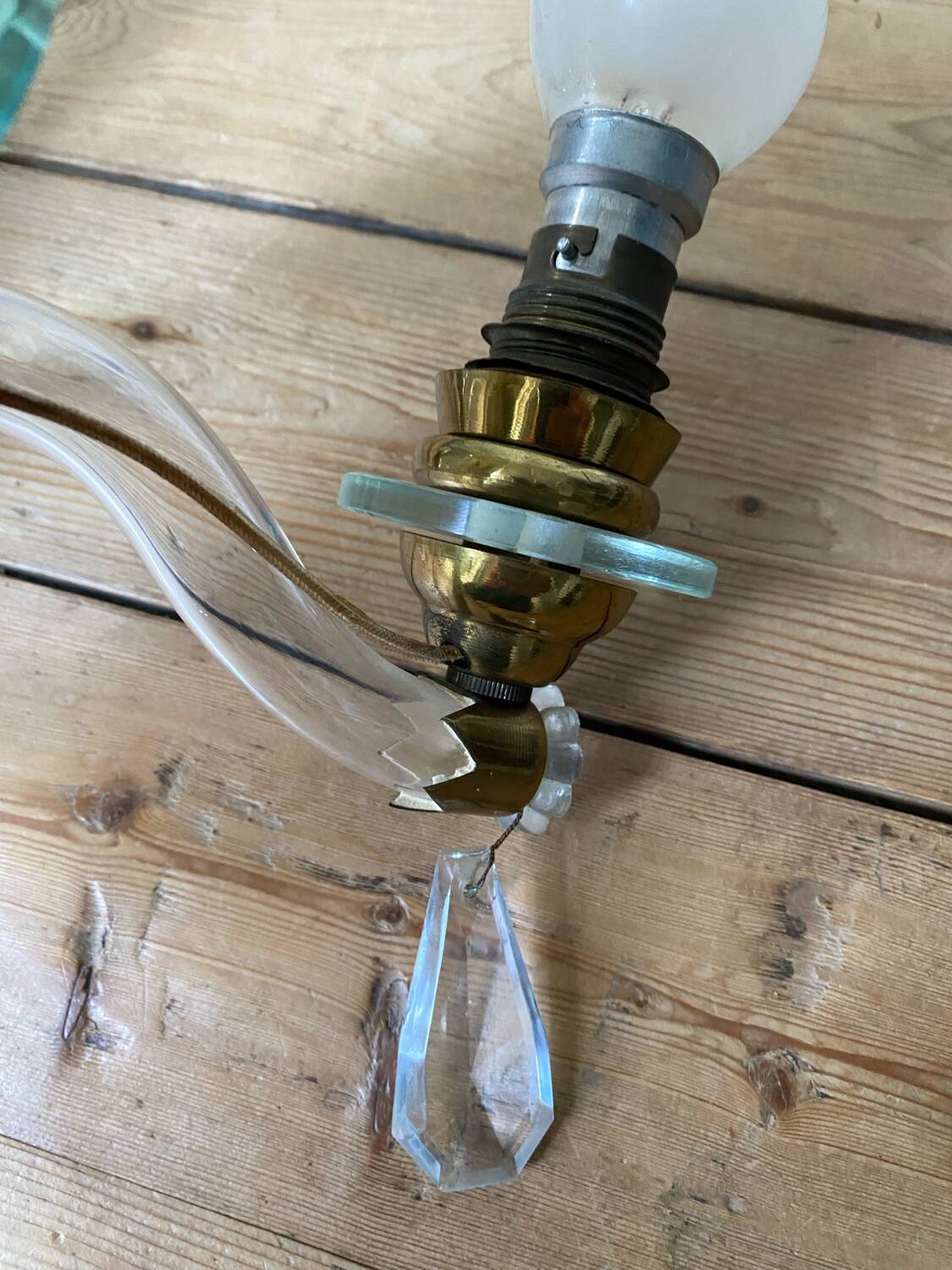 Applique murale ancienne en laiton et verre cristal