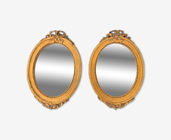 Paire de miroirs doré avec décor de noeuds