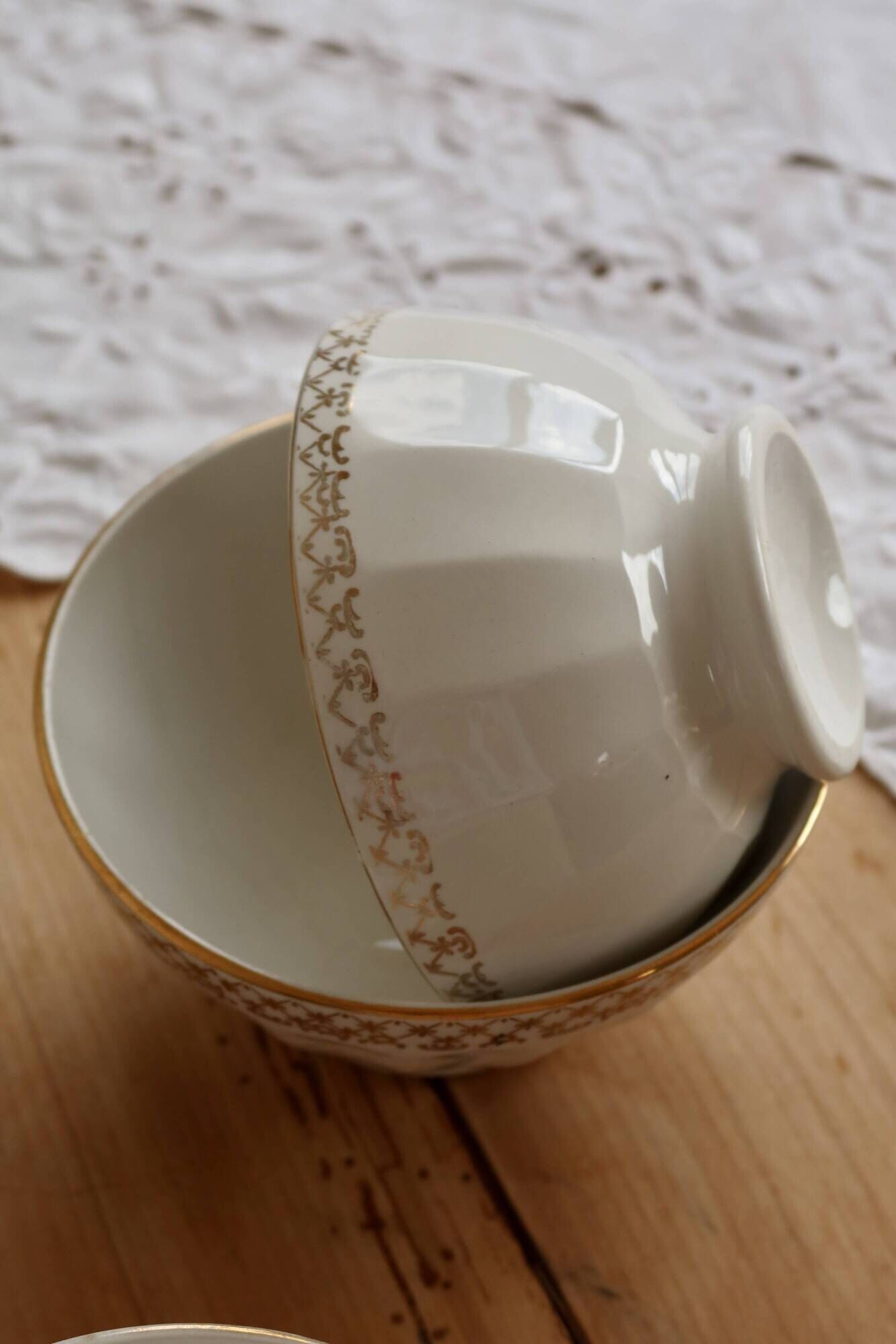 Vintage trio of coffee with milk porcelain in white – Frieze and border do