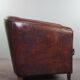 Fauteuil club en cuir de mouton foncé, design épuré
