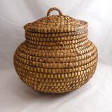 Straw basket with lid