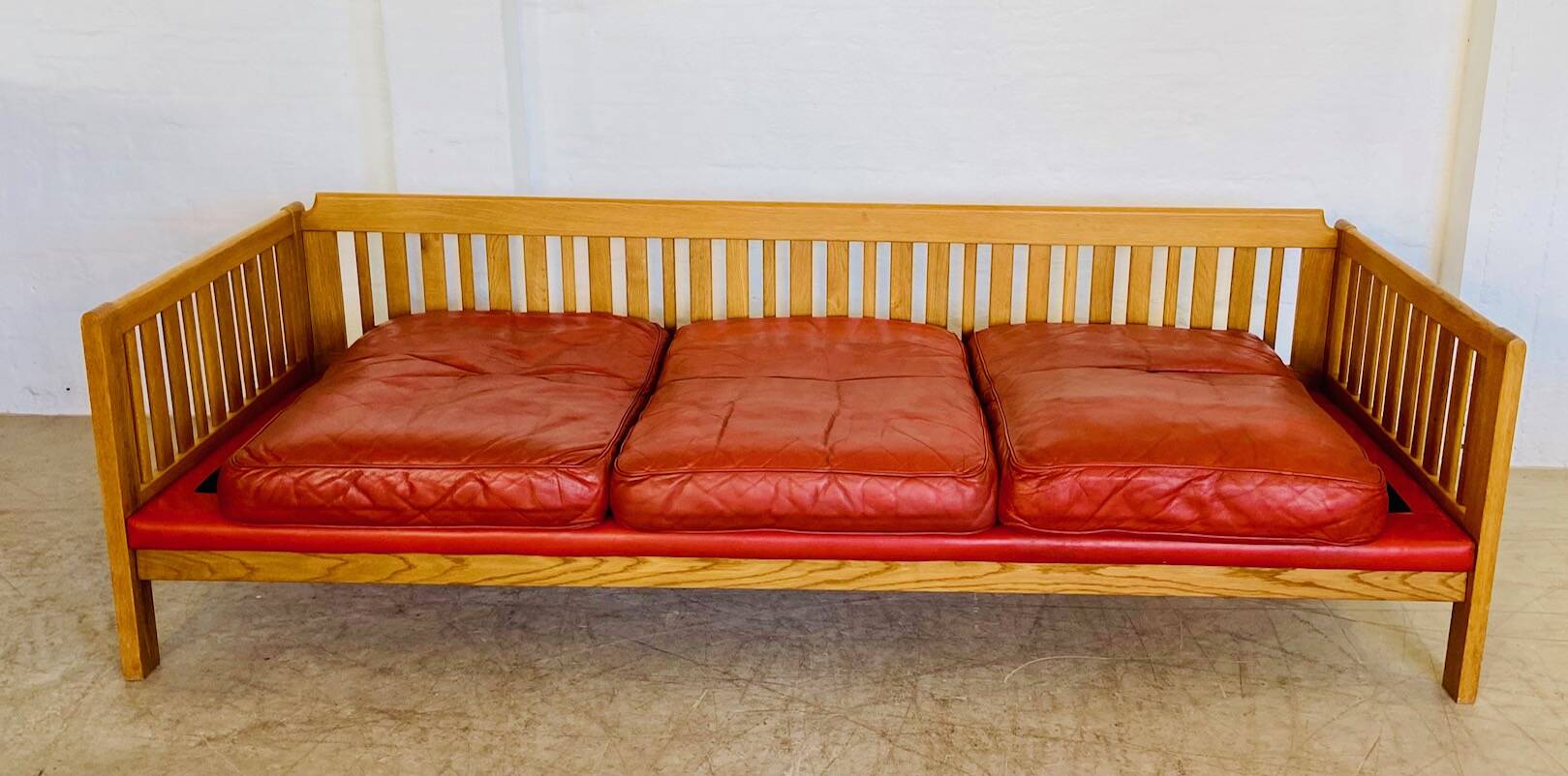 Canapé vintage suédois des années 70 en cuir cognac pour 3 personnes.