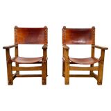 Paire de chaises de château brutalistes anciennes faites à la main en chêne et cuir cognac, années 1920.