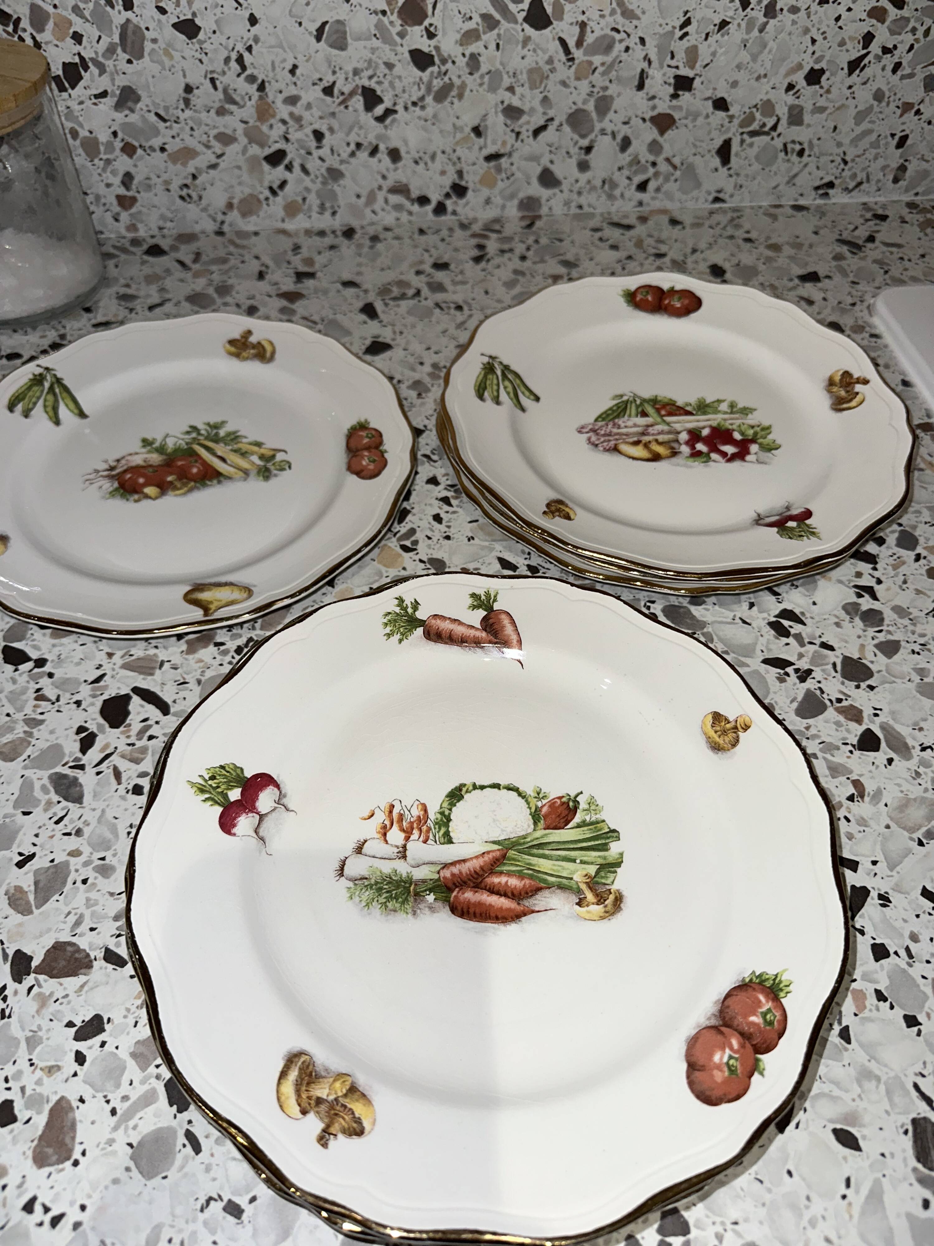 Set of 8 flat plates, 8 deep plates and one L’amandinoise vegetable dish.