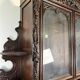 Buffet deux corps de chasse de style Henri II en chêne sculpté vitré