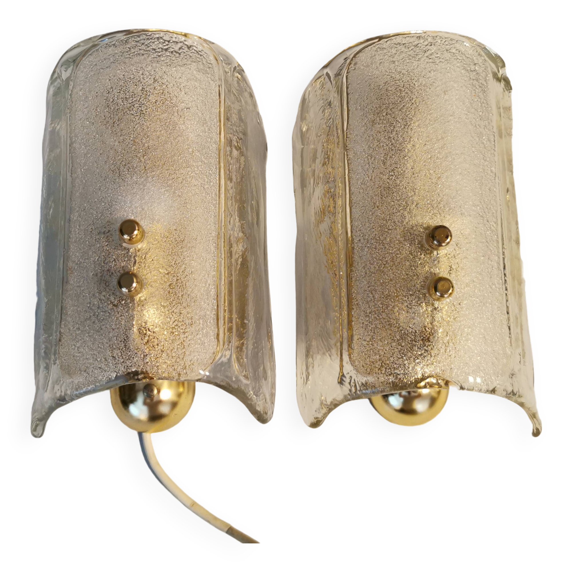 Un ensemble d'appliques avec abat-jour en verre dépoli amovible et supports muraux en métal doré.