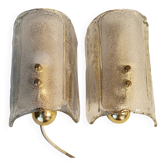 Un ensemble d'appliques avec abat-jour en verre dépoli amovible et supports muraux en métal doré.